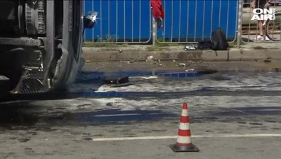 Преобърнат камион край гара "Подуяне" затрудни движението