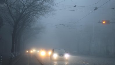 Гъста мъгла затруднява движението на ключови места в страната