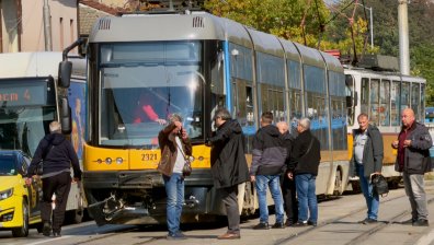 Трамваи с номера 1 и 6 се удариха в София (СНИМКИ)