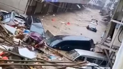 Потоп в Китай погуби 10 души, трима са в неизвестност (+ВИДЕО)