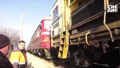 Влак удари паднало дърво, врачани не спят от два дни, военни спасяват положението