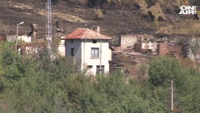 Доброволци помагат на пострадалите от пожара в Кресна 