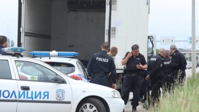 Задържаха 10 души за трафик на мигранти при специализирана операция