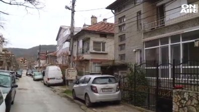 Съдът освободи под "домашен арест" мъжа, който уби брат и сестра във Варна