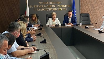 Комитова успокои: Започнатите ремонти ще продължат до тяхното завършване