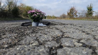 Жители на Белица блокират път III-801 заради опасни дупки