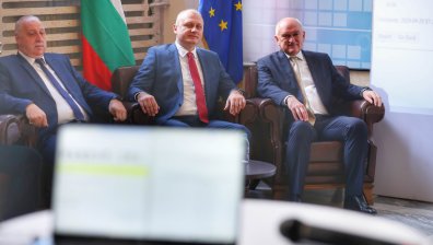 Главчев инспектира жребия за проверка на машините за гласуване