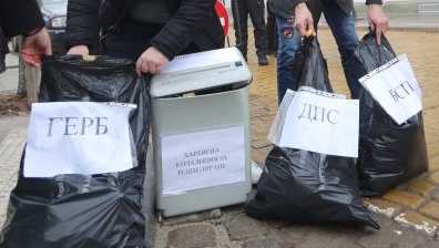 Запечатани с хартийки чували, докато в света съхраняват сигурно бюлетините