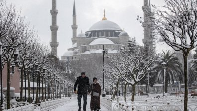 Снегът блокира Истанбул, забраниха влизането от няколко области