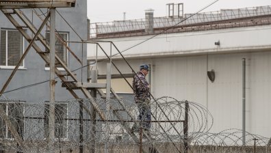 Побоища, изнасилвания и убийства: Ужасяващи сцени в руските затвори