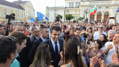 Граждани се събраха в подкрепа на кабинета "Петков" след вота на недоверие