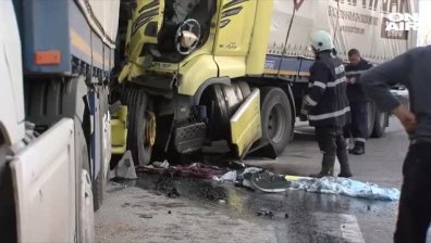 Камион се удари в спрял ТИР, шофьор е ранен (ВИДЕО)