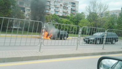 Автомобил се запали в движение на столичния бул. "Александър Малинов"