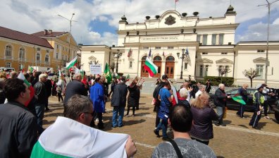 Блокада в центъра на София - протести "за" и "против" изпращането на военна помощ