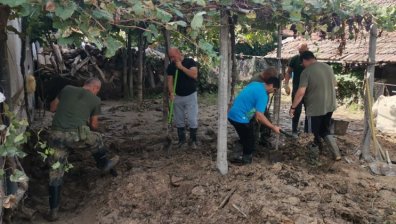 Разполагат фургони в дворовете на къщите на най-засегнатите в Карловско 