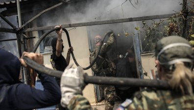 Пожарите край Атина унищожиха къщи, магазини и коли