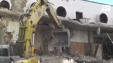 Започна събарянето на емблематичния Дом "Младост" във Варна