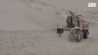 Обилен снеговалеж предизвика транспортен хаос в Турция