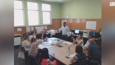 Полицаи охраняват РИК Хасково след сигнал за заплахи от кандидат-депутат