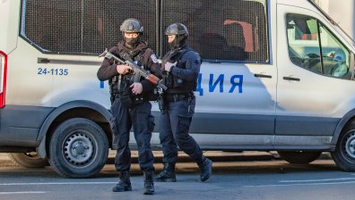 Вандал наряза гумите на 36 коли, наръга мъж и стреля по двама души в Карловско