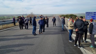 С жива верига земеделци затвориха част от магистрала "Тракия"