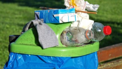 65-годишна бургазлийка хвърли 24 бона в кошче за боклук, за да "залови" измамници