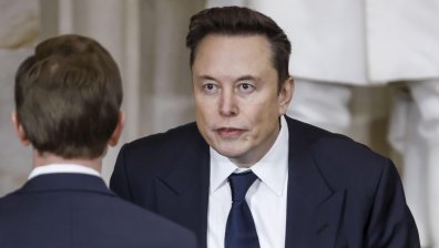 Илън Мъск подхвана "Уикипедия", която нарече жеста му "нацистки поздрав"