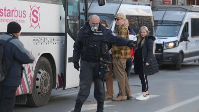 Туристи от Банско напускат хотела, поставен под карантина