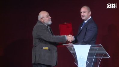 Втората награда за духовен принос на името на Вазов бе връчена на Владимир Зарев