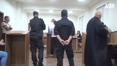 Ангел Желязков се изправи пред военния съд окован в колан, белезници и вериги