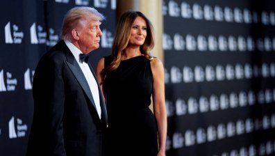 Освирквания и аплодисменти за Тръмп на премиерата на "Клетниците"