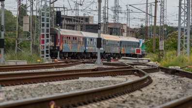 Човек е в болница след удар между влак и автомобил