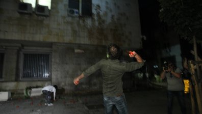 Протестите в София: Замерят сградата на МВР с яйца и домати