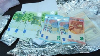Митничари откриха недекларирани 42 000 евро на Калотина