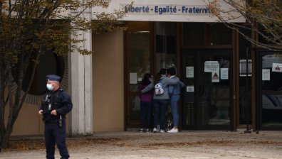 Девет арестувани за жестоко убийство на учител във Франция