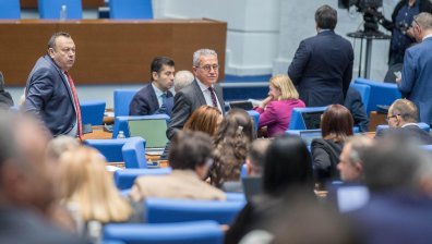 Обвинения в парламента: Кой е виновен за корупцията и смъртта по пътищата