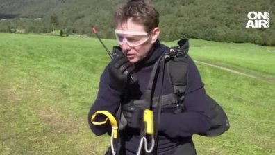 Лудата глава Том Круз скочи от самолет, за да направи обръщение към феновете