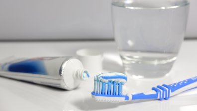 Как правилно да съхраняваме и дезинфекцираме четката си за зъби?