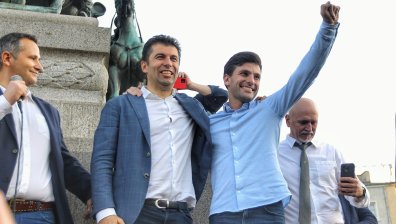 Дебатират вота на недоверие на фона на куп протести около НС