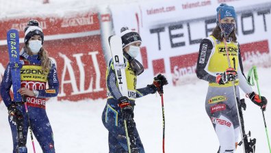 Марта Басино от Италия триумфира в гигантския слалом в Куршевел