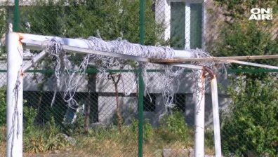 Пострадалото от футболна врата момче се бори за живота си