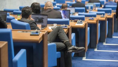 Заседанието на парламента започна с едночасова почивка заради технически проблем
