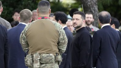 Зеленски отиде на фронтовата линия, за да награди пехотинци