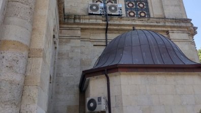 Климатици върху катедралата във Варна възмутиха местните хора