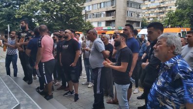 Десетки обсадиха болницата в Сливен, искат истината за смъртта на 15-годишната Зейнеб