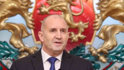 Ще успее ли Радев да спечели негласуващите и връщат ли изцяло хартиената бюлетина?