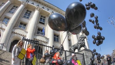 За жертвите на домашно насилие: Черни балони полетяха в небето над София