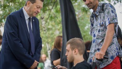 Майки на деца с увреждания се срещнаха с депутати край палатковия им лагер