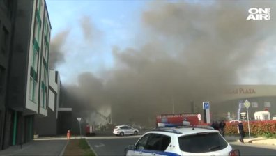 Голям пожар пламна в магазин за битова техника в Бургас