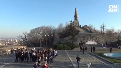 Протест и контрапротест за паметника на Альоша, полицаи ги вардиха да не се сблъскат